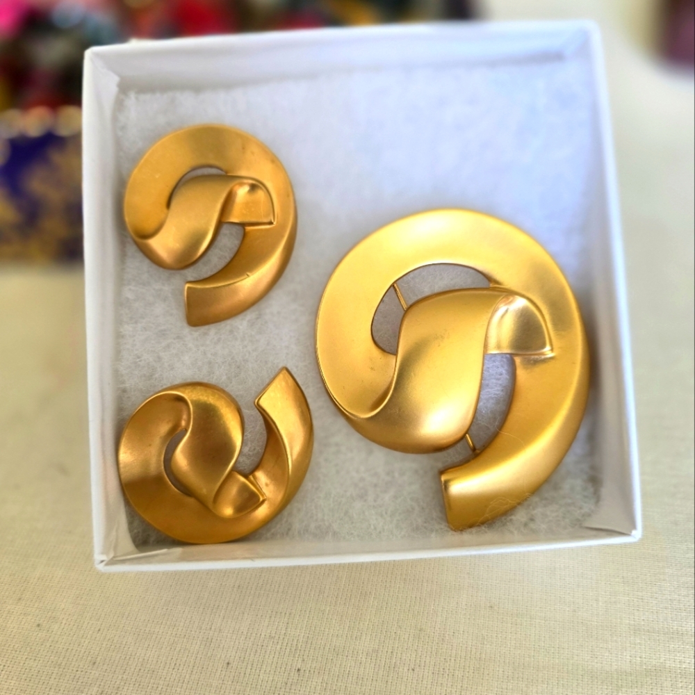 Bold matte gold pin and earrings set